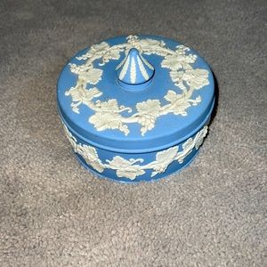 Beautiful antique England wedgewood jewelry holder ‘72